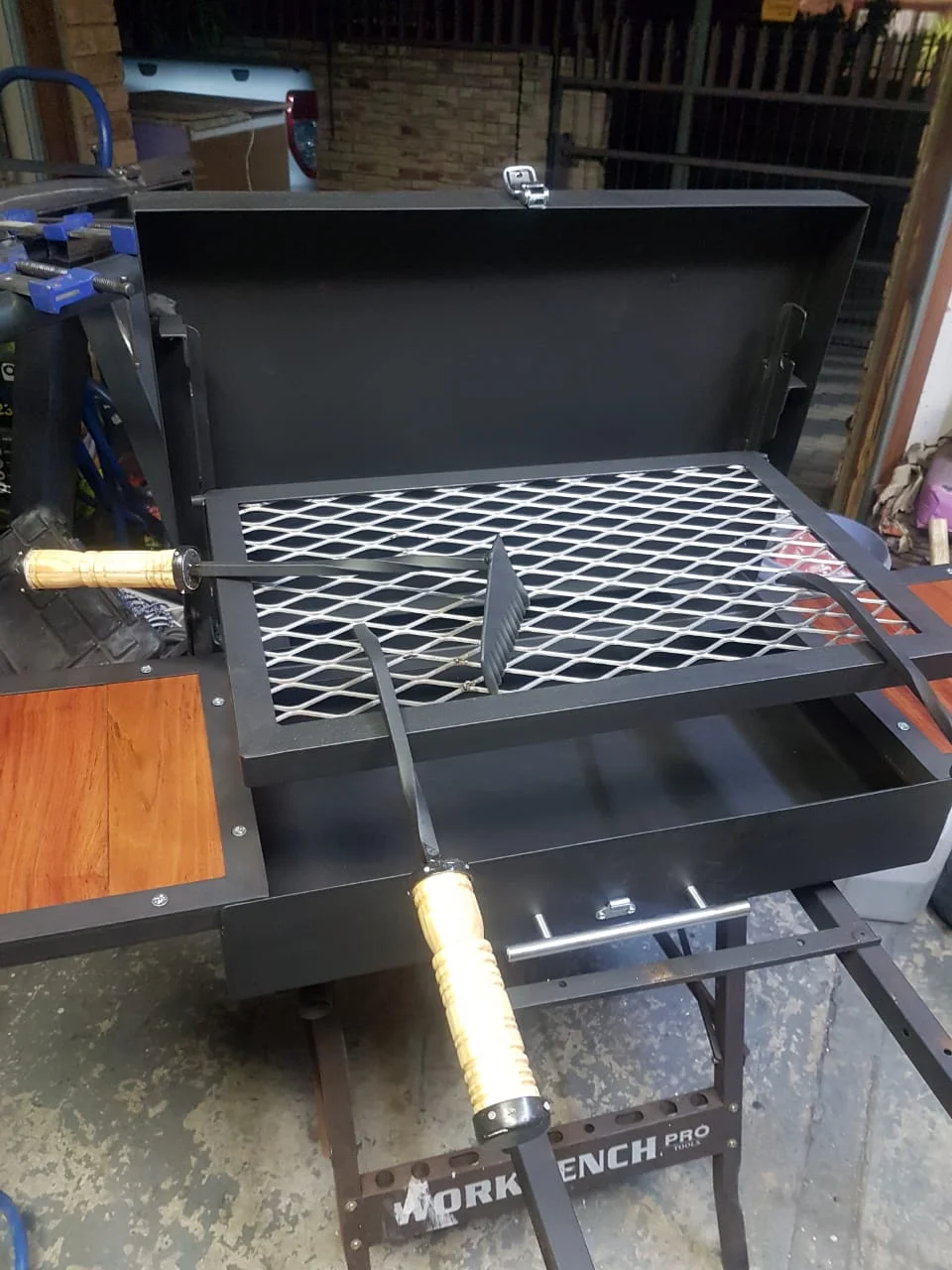 Grand Sizzler Deluxe Portable Suitcase Braai - Image 5